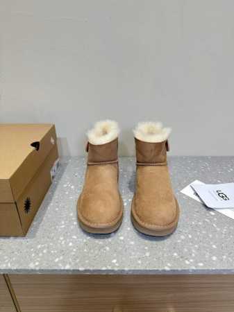 UGG 油叽叽 秋冬新款 包头拖鞋 毛毛拖鞋 棉鞋 真的是必须人手一双！慵懒随性的代表 穿搭上脚真的很高级 上脚包裹感超nice 很舒服，懒人必备，可以搭配衣柜 - 点击图像关闭