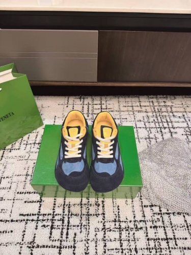 代购级 Bottega Veneta Bv葆蝶家 25Ss新款 阿甘鞋 德训运动鞋 Sneaker科技尼龙和绒面打造，灵感来自复古球鞋，全新演绎经典运动鞋，轻便