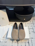 the Row真皮圆头极简百搭平底乐福鞋 脚感真的是史上我穿过最最舒服的款式太柔软啦 磨脚星人一定要收了它 有一丢高级又简约的感觉其实除了好看以外它的舒适度真的