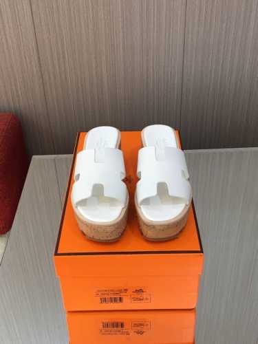 hermes 最新顶级原单品质厚底系列； 香港购入正版，调试了一个月才出货爱马仕厚底拖鞋别看简单，实在不好做，没有原版，根本就不可能做出完美的复刻。也正因为有这