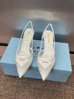 rada 2025 春夏走秀新款高跟尖头后空女鞋 普拉达标志性字母Logo三角标徽章扣果冻色细跟拼色凉鞋 材质:鞋面进口开边珠牛皮 透气网眼科技面料+水染羊皮内