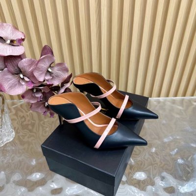 2025经典再现 #Malone Souliers#中跟半拖 经典爆款依然风韵犹存 通过带子的撞面色 设计 非常耐看极具风格 喜欢过通混搭不同触感和地质的材料达