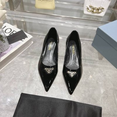 出厂价Ppp Prada 普拉达春夏新品，实力来袭！时髦百搭Nice单品，意大利专柜代购原版鞋开发，1比1照足原味复刻。今年的主题就是不被定义 通过简单简洁体现