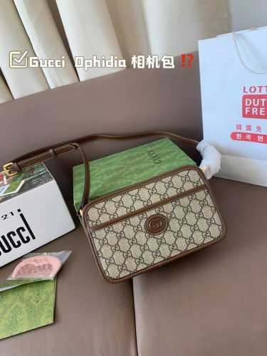 Gucci Ophidia 相机包 这个款复古韵味特别浓，对版五金 原版内里！上身效果也超赞，主要以精致特别的五金来提升整体质感。尺寸22*14 配飞机盒全套包