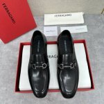sf家 菲拉～格慕Ferragam* 新品乐福鞋皮鞋 莫卡辛鞋 官方售价Rmb,600 经典便鞋款型糅合现代风范。这款莫卡辛鞋风格时髦，选用精品牛皮 开边珠牛皮