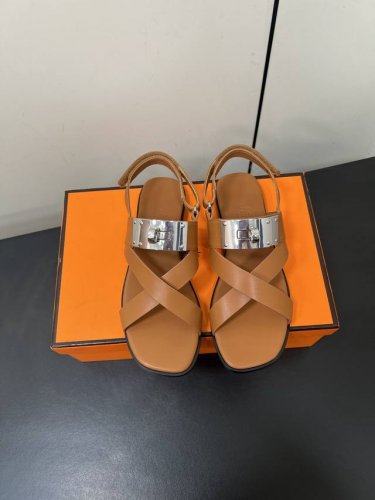 hermes 爱马仕经典Kelly扣凉鞋 极约复古的设计 浓厚的异域风情，时髦感十足、随便上脚都很有腔调 简简单单的款式随便搭配一下高级感就很棒 百搭的颜色流畅