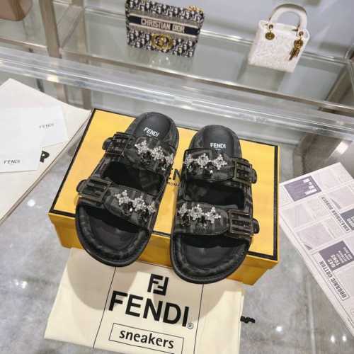 P330 Fendi最新爆款双带平底拖鞋，带Ff功能性搭扣，饰有Ff图案提花布料上点缀着不同形状大小是水晶钻饰，奢华感满满，35-45码