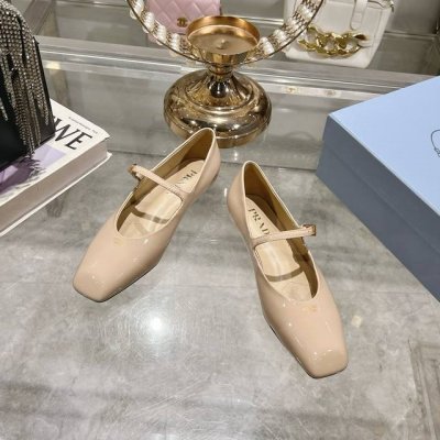 出厂 25年新款上市走秀明星新品时尚潮流 PRADA 普拉达 方头拖鞋 凉鞋 后空凉鞋3种版面鞋面采用进口牛漆皮，内里垫脚为进口羊皮，意大利注塑真皮大底。码数s