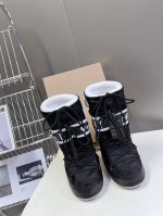 低 高 Moon Boot 秋冬最新款雪地靴系列 丑萌雪地靴 那现在有一款更另类的雪地靴又杀回来了 内增高4 cm那就是Moon Boot月亮靴 在千禧年就已经
