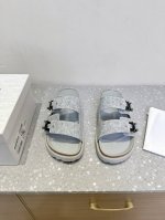 Dior X Birkenstock 联名款 Milcno凉拖鞋 鞋底上半部分是Dior的纹路 下半部分是勃肯的纹路 下面牛翻毛皮和羊毛纤维 体现联名背后的精湛