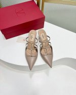 出厂 顶级版本 Valentino 华伦天奴 火爆新品 新款穆勒鞋 也太好穿啦... 最新logo饰扣 与性感尖头完美结合简直是夏天时髦巅峰原版复刻 大底：意大