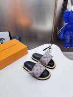橙子出厂价p louis Vuitton 路易威登 Lv新配色 休闲魔术贴拖鞋 平底凉拖 情侣款 专柜同步更新 鞋面采用独一无二的驴家独特面料 面料轻盈透气 超