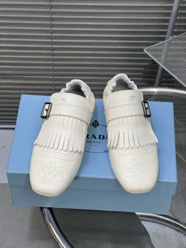 出厂 P350 Prada 25Ss 普拉达走秀款复古流苏半拖鞋单鞋 面料：进口蜡感小牛皮 内里：内里羊皮 大底：原版橡胶牛筋厚底 码数:35-41 40 41