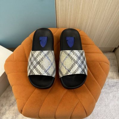 工厂p价 B家* 官网新款原版1:1 Size:39–46 偏大 巴宝莉经典男士拖鞋，高端精品，原版材质，Tpu鞋面 发泡底 精细做工，休闲宽松舒适型，夏季必入