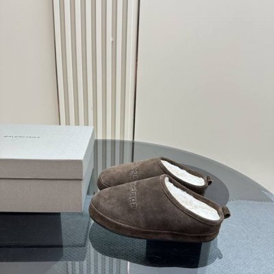 Balenciaga ss24 new arrival～ 巴黎世家2024秋冬新品秀款毛拖时髦精穿搭必备单品 Demna独有的审美和理念简直就是反时尚的叛逆者，
