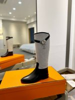 价格： Hermes 高级辣妹kelly Jumping骑士靴顶级牛品匠心好货经典再现拒绝不了的款式谁穿都好看 优雅风格，创造不一样的感觉！它是你鞋柜里不可缺少