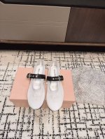 缪缪Miumiu经典芭蕾舞鞋 以芭蕾的灵动意韵融于日常，以现代笔触刻画舞鞋经典轮廓 从经典日式鞋履汲取灵感 简而不繁适合多种造型，步履之间灵动时髦。渔网芭蕾舞鞋