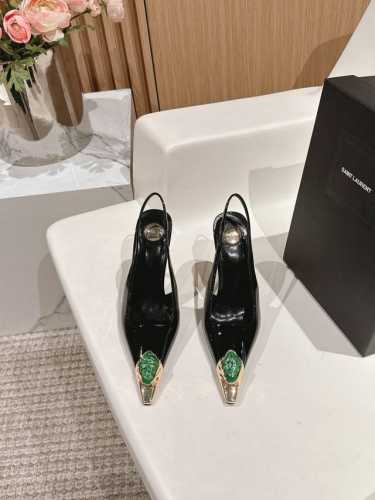 YSL 圣罗兰 SS2024新品 金属头大宝石优雅大气高跟 各种小裙子搭配起来 完全不挑脚型哦 通透的闪钻在光线的照耀下呈现幻彩 真的美的过分 上脚显白的让人上