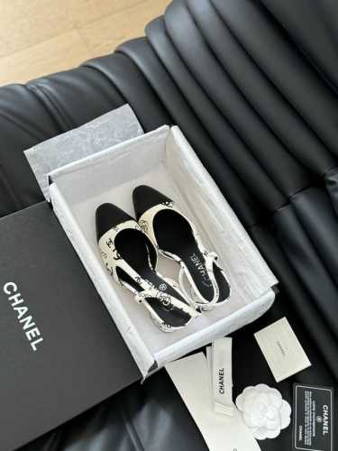 Chanel 经典Slingback后空凉鞋 前几年一直在做这个款 今年我们还是重新购版，再次精细Copy。 发现新版面的鞋面线条和形体舒适度都做了微调！ 这个