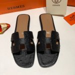 顶级品质 上新hermes 平底 鸵鸟纹 超级有档次的一款贵妇h拖鞋，绝对人手一对。 100%购入正品1：1定制，楦型、原模具、皮料，都专为这款而定制的。 Ps