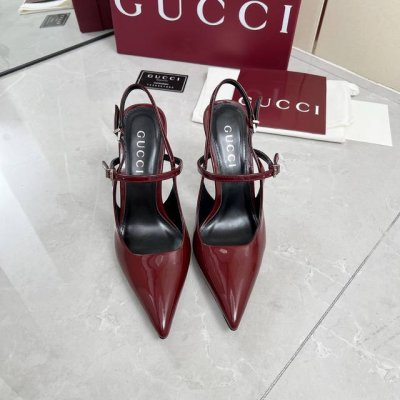 gucci 古驰 25Ss金属竹节跟系列凉鞋 这款凉鞋以进口漆皮匠心打造，脚踝处采用搭扣设计，趣致演绎品牌经典款型，经典竹节装饰鞋跟，令整个设计更加高级亮眼 面