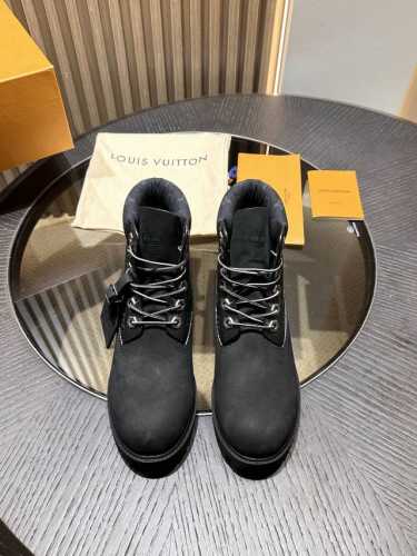 LV Ranger 联名老花马丁靴 情侣款及踝靴拼接正绒面革和 Monogram 提花织物，演绎都市惬意。宽幅织物鞋带和轻盈微型凸纹外底成就瞩目细节，LV 字母