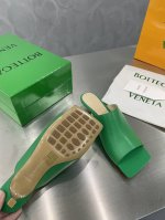 Bottega Venet*22*S葆蝶家方头㊣一字拖 草绿 春夏大肆式主打 延伸鞋底超过脚长 原版开发 像一把“铲子” 有棱有角 定染彩色小羊皮鞋面 力求配色