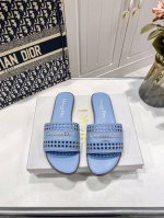橙子出厂价p dior 迪奥春夏新款 镂空平底拖鞋 一字拖 休闲凉拖 这款D-Lane凉拖彰显经典风格 黑色牛皮革鞋面 展示镂空藤格纹图案 饰以金色饰面金属Ch