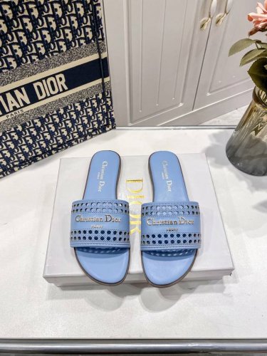 橙子出厂价p dior 迪奥春夏新款 镂空平底拖鞋 一字拖 休闲凉拖 这款D-Lane凉拖彰显经典风格 黑色牛皮革鞋面 展示镂空藤格纹图案 饰以金色饰面金属Ch