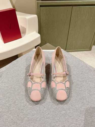 烫钻 225 四季百搭系列！你的鞋柜缺一双吧？ 代购级别！ Valentino 整个系列台资工厂出品！进出专柜无压力！Rockstud 华伦天奴铆钉漆皮芭蕾舞平