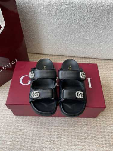 gucci 25Ss 春夏系列Gg菱形 沙滩平底拖鞋 由经典真皮电绣菱形条纹＋配双G金属扣作为品牌的标志性象征制作而成打造令人惊艳的作品焕新演绎！ 面料：原版定