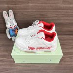 顶级版本Off-White Out Of Office 低帮涂鸦板鞋情侣款白红。 Off-White箭头符号、Ziptie 标签、1Ogo印花等经典元素皆在此呈