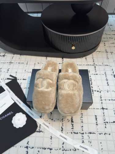 chanel fw24 new arrival～ 小香羊毛拖鞋新品，人见人爱的呀，太可爱了 时髦度与舒适度双双在线，公主风呀 皮毛一体材质，真材实料的，冬日绝配