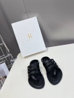 The Row 春夏极简百搭平底凉鞋鞋 真的是史上我穿过最最舒服的款式太柔软啦 磨脚星人一定要收了它 有一丢高级又简约的感觉其实除了好看以外它的舒适度真的是好穿