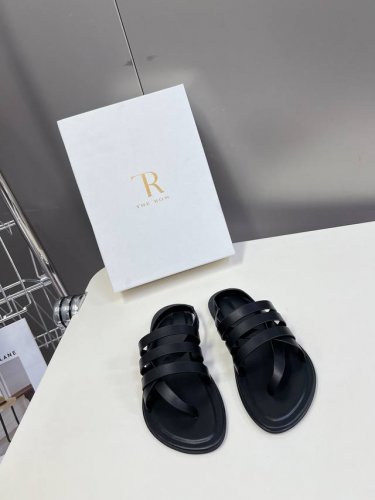 The Row 春夏极简百搭平底凉鞋鞋 真的是史上我穿过最最舒服的款式太柔软啦 磨脚星人一定要收了它 有一丢高级又简约的感觉其实除了好看以外它的舒适度真的是好穿