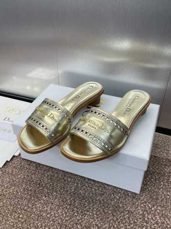 工厂p价p 迪奥 Dior 2025 春夏新款 D-Lane 果冻色镂空粗跟女鞋 Cd字母Logo五金扣低跟圆头露趾凉拖鞋 市面顶级版本 材质:鞋面进口小牛皮 - 点击图像关闭