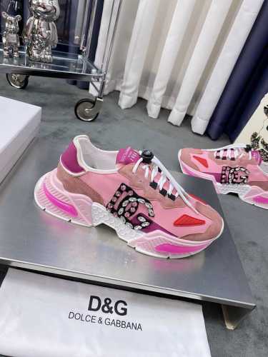 商品商标: Dolce&Gabbana 杜嘉&班纳 正码码数: 35-44 45定做 商品材料: 鞋面意大利牛皮拼接布料鞋面 羊皮垫网布内里 钻石装饰 鞋底 原