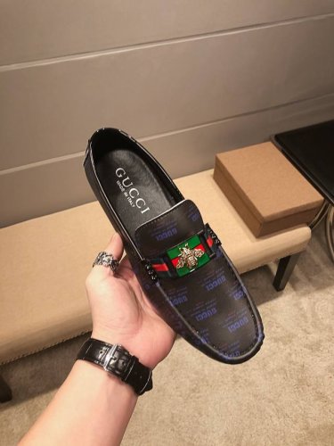 实价 品牌Gucci 古奇官方同步豆豆鞋 四季潮鞋 专柜品质 古奇1:1优质做工 鞋面:进口小牛皮原古奇英文标 全真羊里 时尚懒人商务风设计 休闲乐福款 跑步鞋