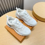 实价 Lv家驴牌Runner Tatic系列，原版购入开发 做货 本款 Lv Runner Tatic 运动鞋融合网格面料和饰带等科技材质，演绎传统登山鞋的灵感