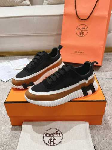顶级版本2024ss Hermès 爱马仕 初秋新品情侣款 休闲鞋拼色设计MM风 超前时尚 简约高级 随意搭配 上脚非常轻便舒适鞋面：麂皮 牛皮内里：羊皮大底：