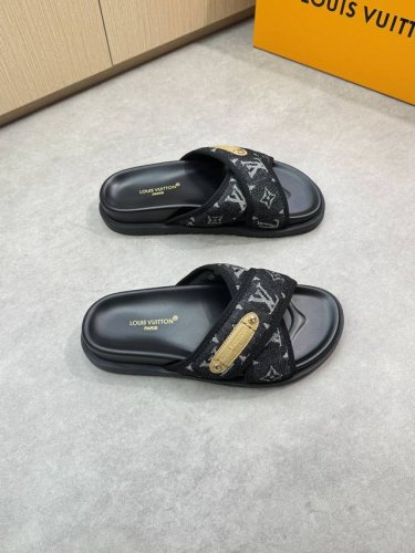 louis Vuitton 路易威登 -高端品质 原单休闲凉拖鞋 -鞋面：品牌图腾布匹、空压品牌Logo、车包边工艺 -内里：环保皮 -大底：超轻Tpu水台 橡