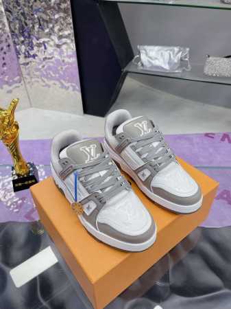 高版本跑量价礼盒包装 原版开发 品质出货 欢迎对比 Lv板鞋系列 Lv Trainer Maxi运动鞋将成衣系列的宽松廓形引入Virgilabloh笔下的Lvt - 点击图像关闭