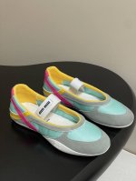 Miu Miu 25Ss 缪缪春夏新款 走秀款玛丽珍鞋休闲芭蕾平底鞋 秀场工艺来自Miu Miu系列的细节特写 新季的潮流要素一 这款芭蕾平底鞋选用科技面料和绒