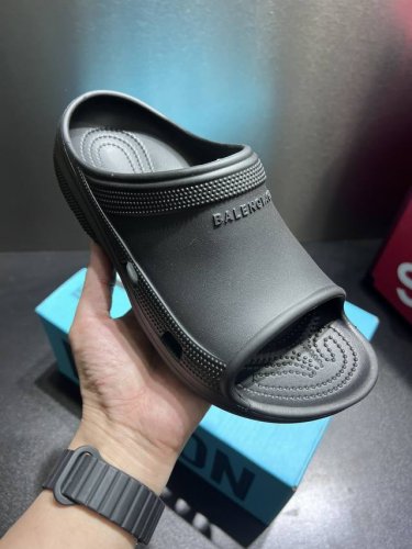 2630最新爆单款巴黎世家Balenciaga Slide男士合作款拖鞋式凉鞋 购入原版一比一开发 一比一开模 鞋面材质橡胶发泡 后跟式尺码压纹 黑白2色码数4
