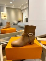 2044 最新 L 家秋冬最新走秀款短靴、完美楦型+新元素扣子、工艺极其繁琐、平底设计舒适、走路不累脚、原版倒模楦型，极致1:1形体，高端品质、进口高端面料呈现