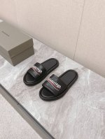 balenciaga巴黎世家 新款情侣拖鞋 顶级版本超火巴黎世家拖鞋 时装博主与欧美明星大爱款 时尚却不过分张扬鞋面粒纹牛皮 特别的柔软、亲肤原版天然橡胶防滑耐