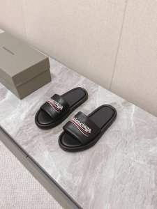 balenciaga巴黎世家 新款情侣拖鞋 顶级版本超火巴黎世家拖鞋 时装博主与欧美明星大爱款 时尚却不过分张扬鞋面粒纹牛皮 特别的柔软、亲肤原版天然橡胶防滑耐