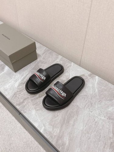 balenciaga巴黎世家 新款情侣拖鞋 顶级版本超火巴黎世家拖鞋 时装博主与欧美明星大爱款 时尚却不过分张扬鞋面粒纹牛皮 特别的柔软、亲肤原版天然橡胶防滑耐