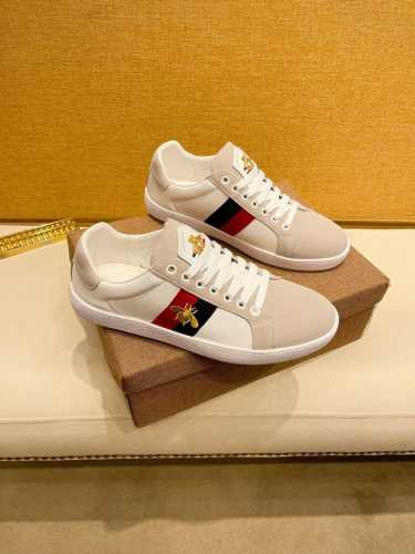 工厂价 。 Gucci 古奇新款男士真皮运动鞋，市面最高版本 、欢迎任意对比！原版皮料质感极佳，超上档次！意大利进口胎羊网内里，可拆式垫！奢华用料、精细做工，极