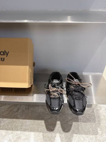 miumiu X New Balance 联名款Nb运动鞋 miu Miu 缪缪大秀上爆出的这双与New Balance 新百伦联名款运动 球鞋 后全球各大代购